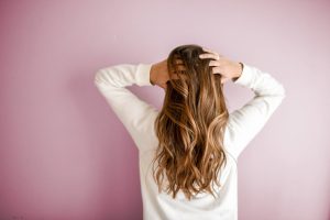 Lire la suite à propos de l’article Comment faire Pousser ses Cheveux Plus Vite ? Guide 2026 ✅