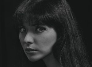 Lire la suite à propos de l’article Quelle frange choisir selon votre forme de visage : guide complet