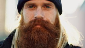 Lire la suite à propos de l’article Comment faire pousser sa barbe : guide complet 2026