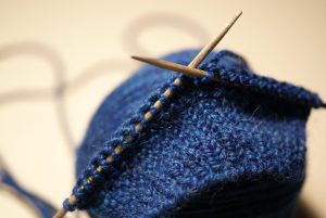 Lire la suite à propos de l’article Comment tricoter un bonnet au tricot : le tuto facile pour débutants