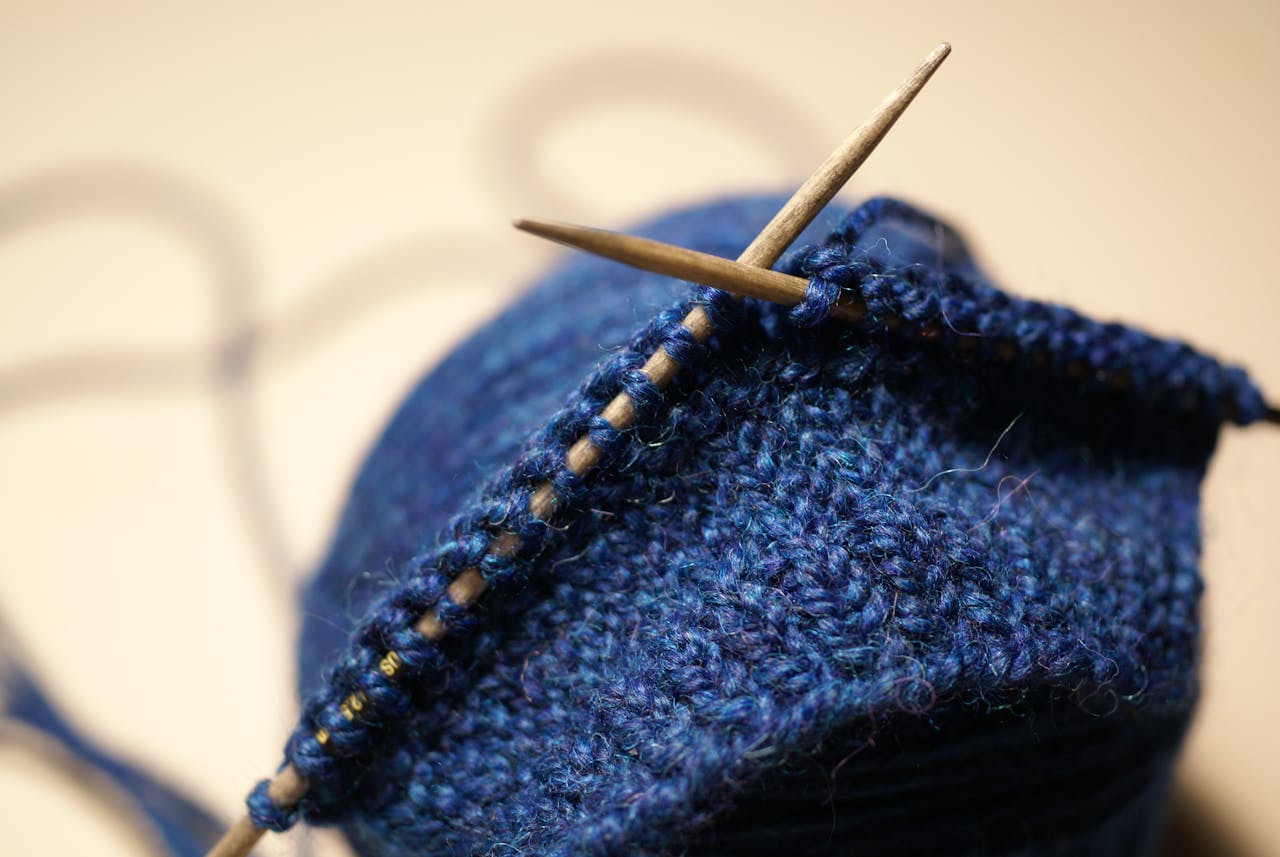 Lire la suite à propos de l’article Comment tricoter un bonnet au tricot : le tuto facile pour débutants