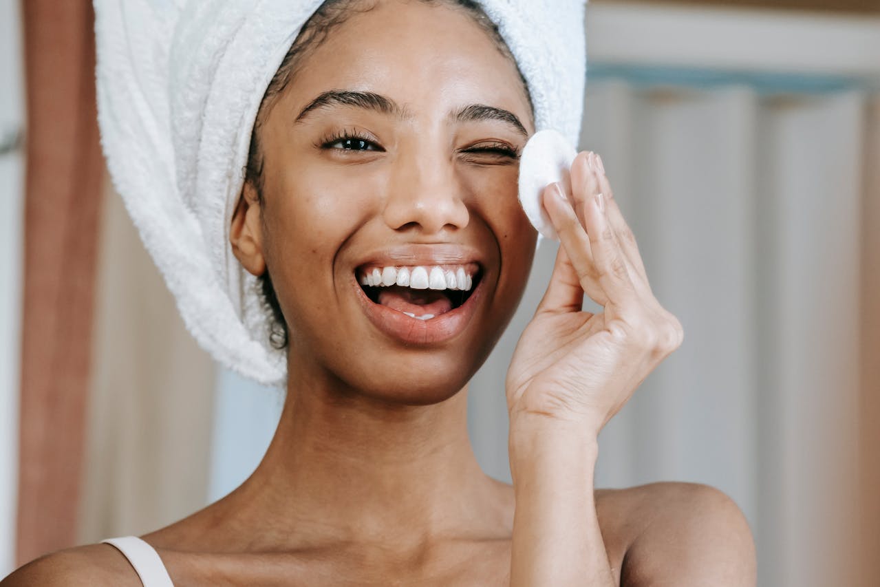 Lire la suite à propos de l’article Comment bien nettoyer son visage : la routine qui fait la différence