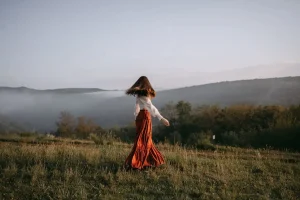 Lire la suite à propos de l’article Comment porter une jupe longue selon ton style et ta morphologie