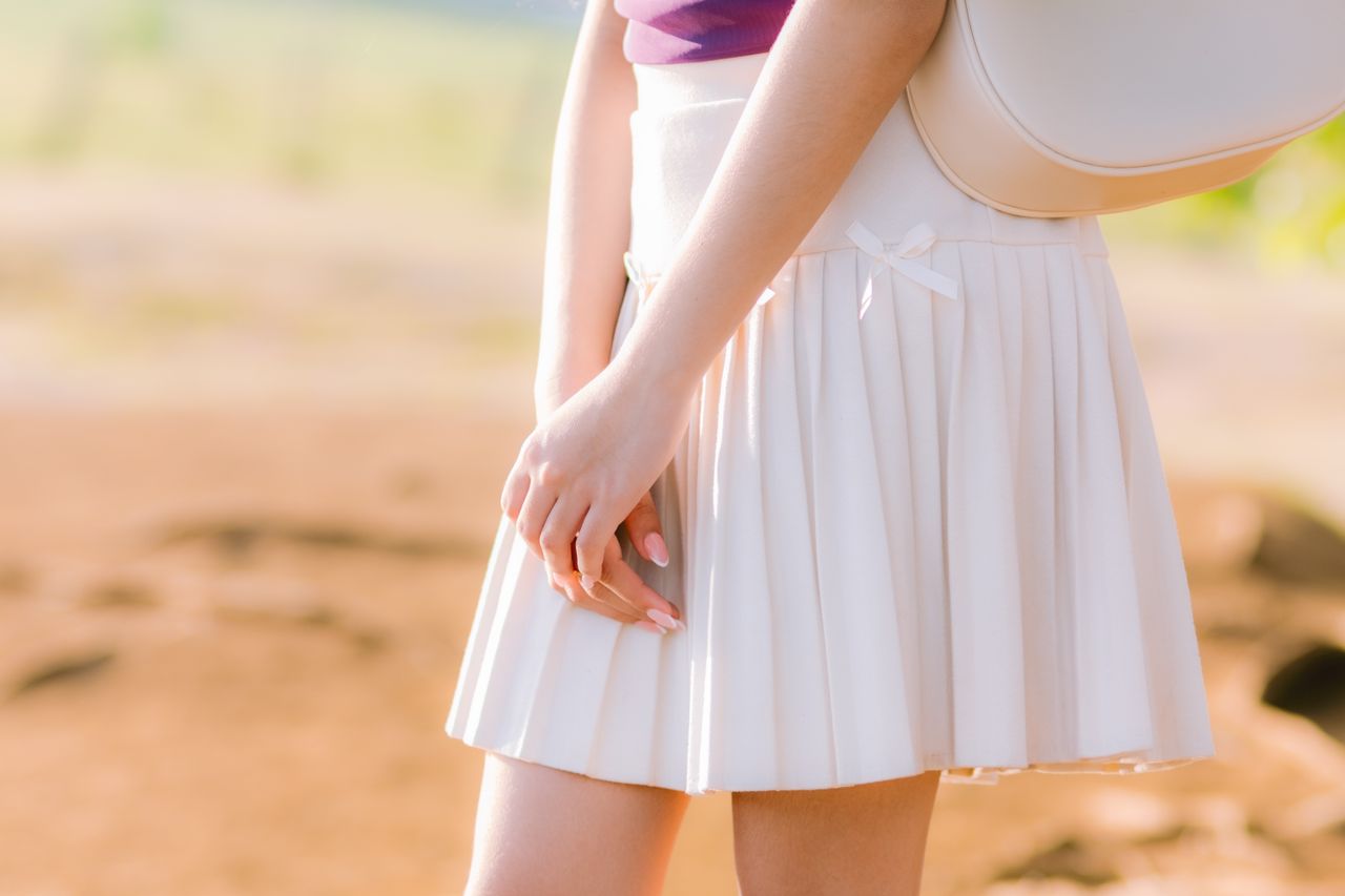 Lire la suite à propos de l’article Quel haut avec une jupe plissée noire ? (tous les looks)